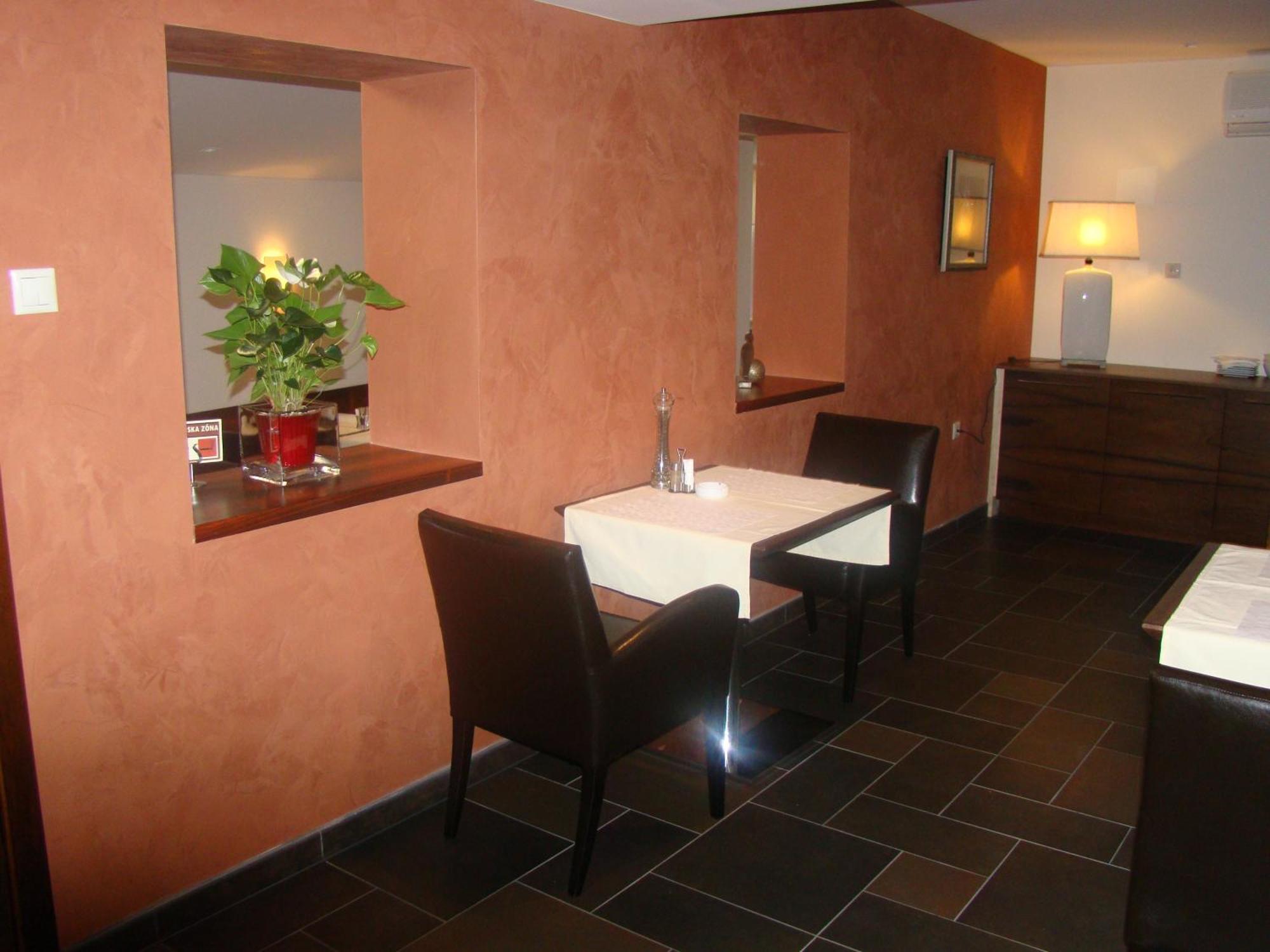 Penzion Royal Trencin Bagian luar foto